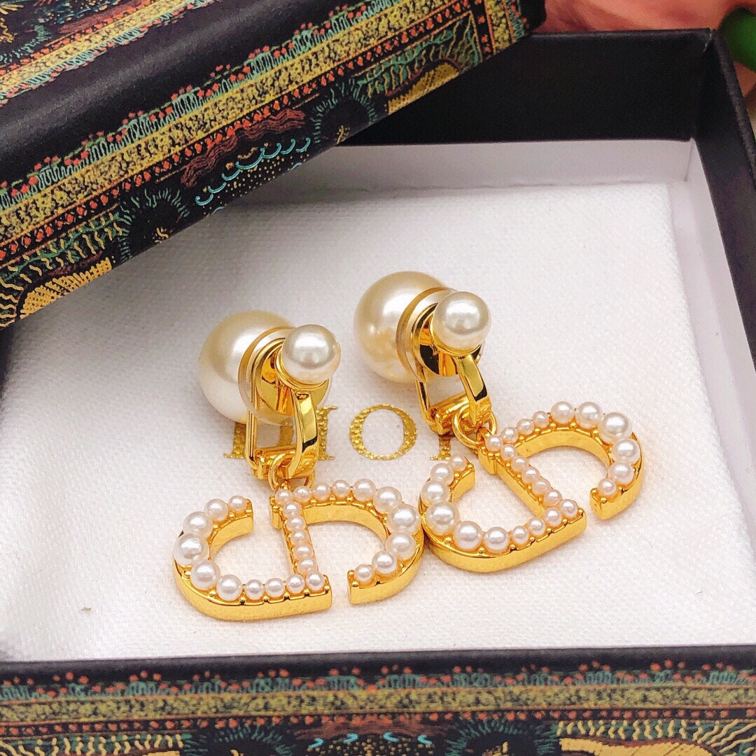 Pearl-Style Motif Jewelry Accessory in Polished Metal-Tone with Pearl-Style Detail – Design 004 detail view
