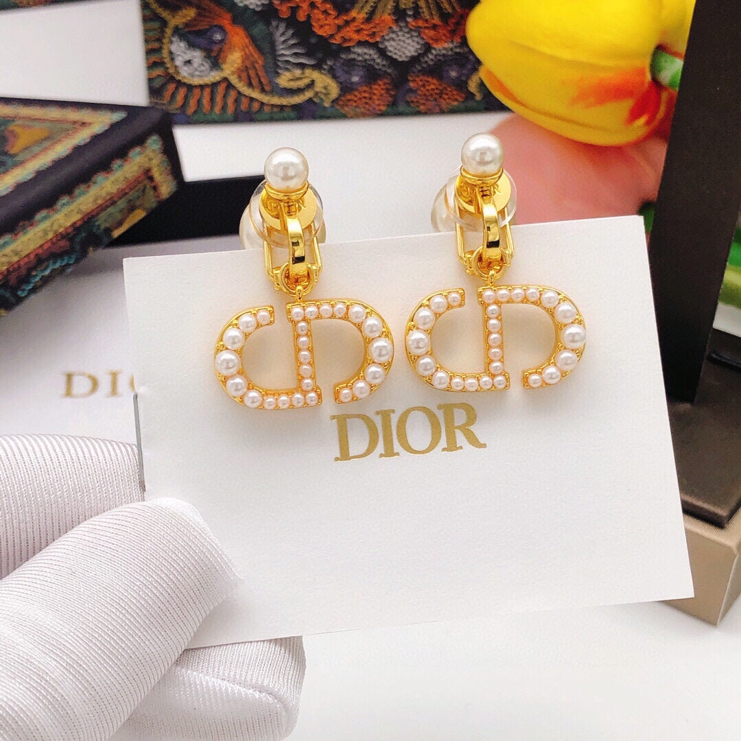 Pearl-Style Motif Jewelry Accessory in Polished Metal-Tone with Pearl-Style Detail – Design 004 close-up detail