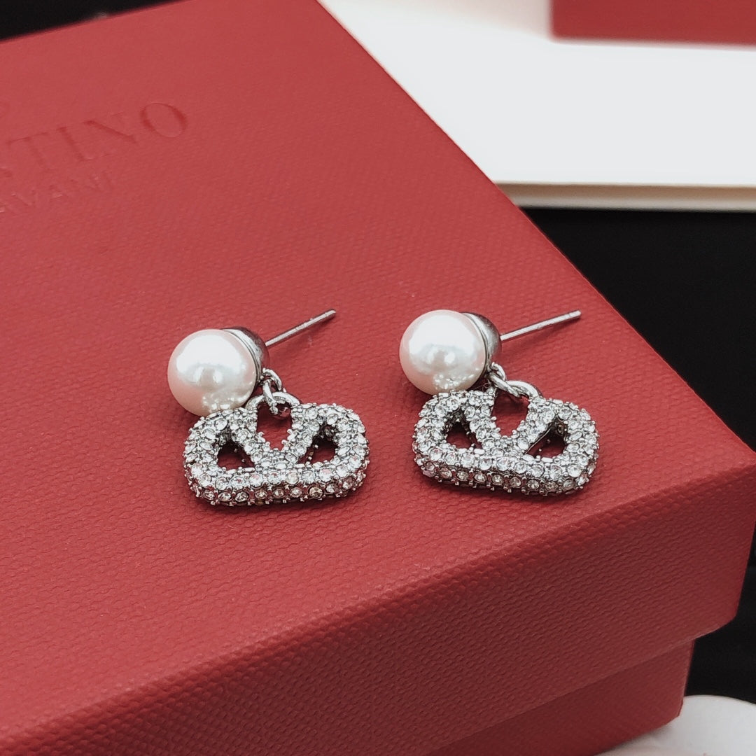 Signature Emblem Pearl-Detail Stud Earrings – Design 05 side detail