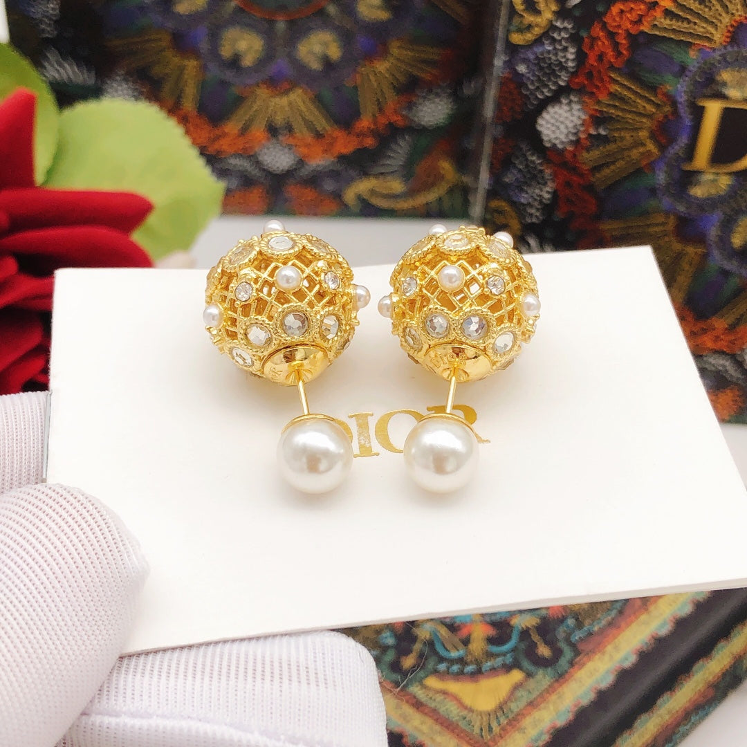 Pearl-Style Motif Jewelry Accessory in Polished Metal-Tone with Pearl-Style Detail – Design 001 detail view