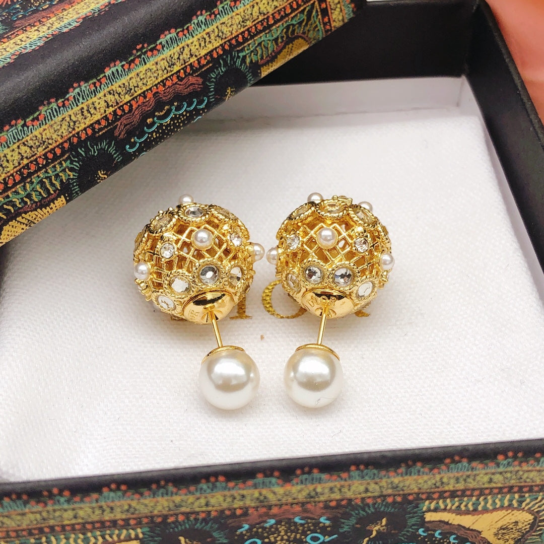 Pearl-Style Motif Jewelry Accessory in Polished Metal-Tone with Pearl-Style Detail – Design 001 close-up detail