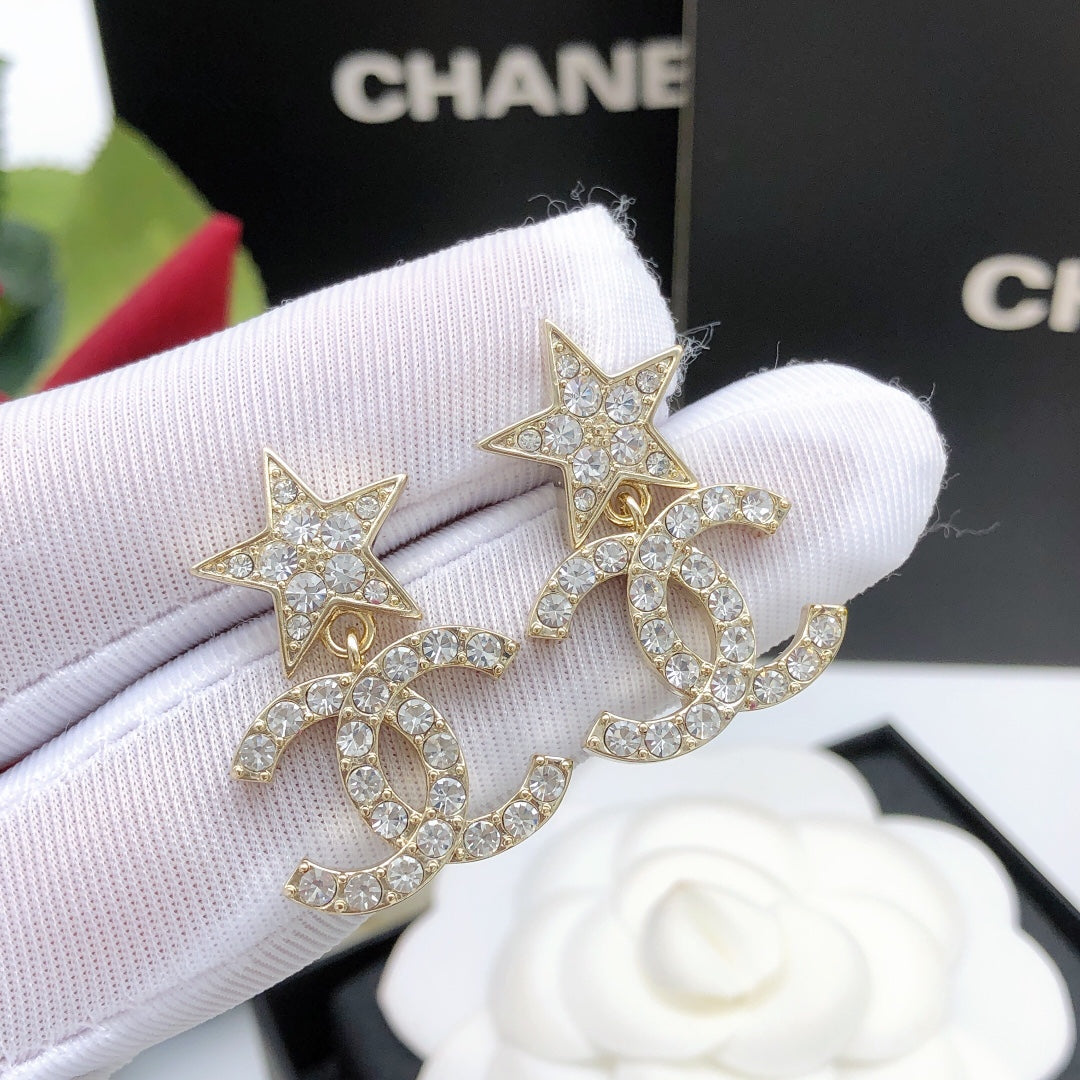 Star Stud Earrings in Gold-Tone – Star Detail detail view
