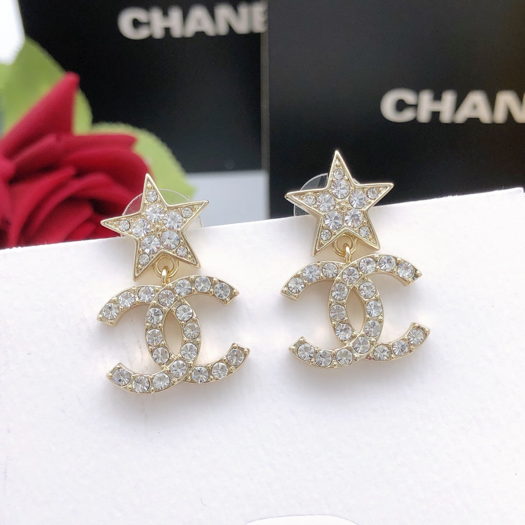Star Stud Earrings in Gold-Tone – Star Detail detail view