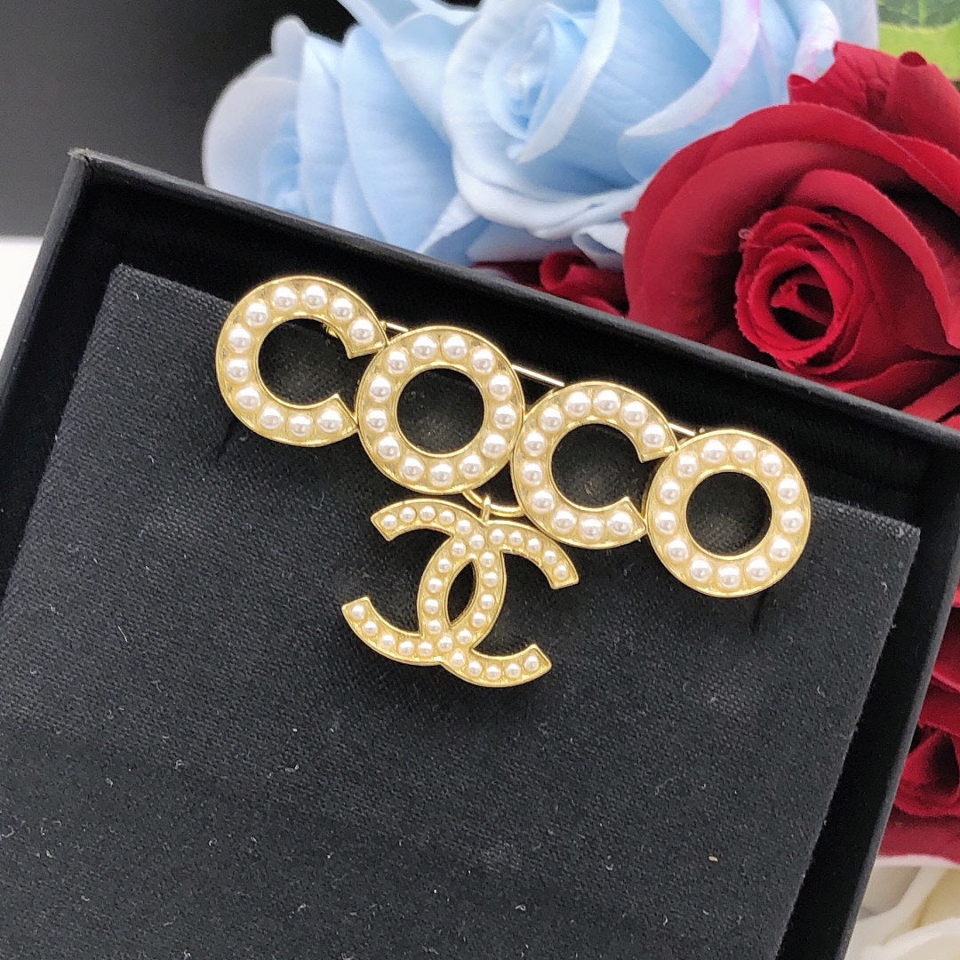 Pearl Brooch in Gold-Tone – Pearl Detail – Design 003 styled product view