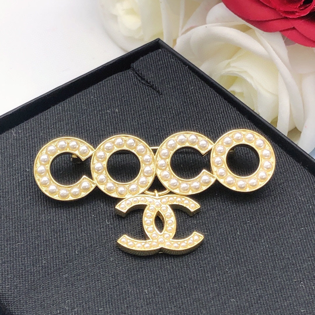 Pearl Brooch in Gold-Tone – Pearl Detail – Design 003 main product view