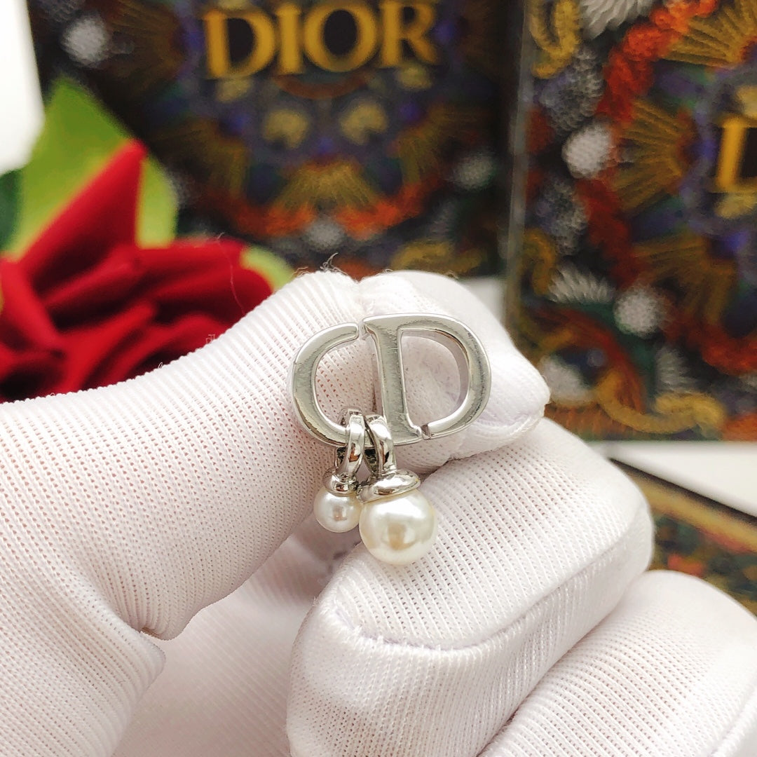 Pearl-Style Motif Stud Earrings in Silver-Tone with Pearl-Style Detail – Design 001 side detail