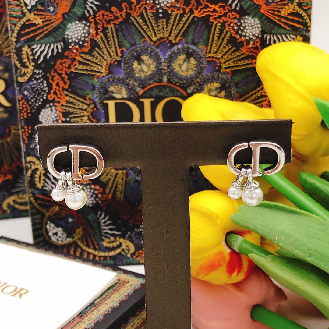 Pearl-Style Motif Stud Earrings in Silver-Tone with Pearl-Style Detail – Design 001 detail view