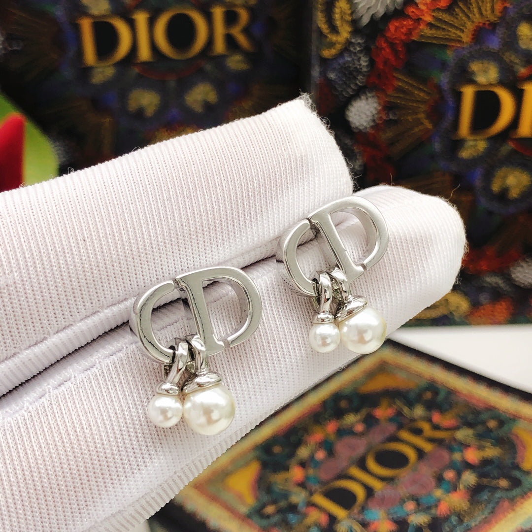 Pearl-Style Motif Stud Earrings in Silver-Tone with Pearl-Style Detail – Design 001 detail view