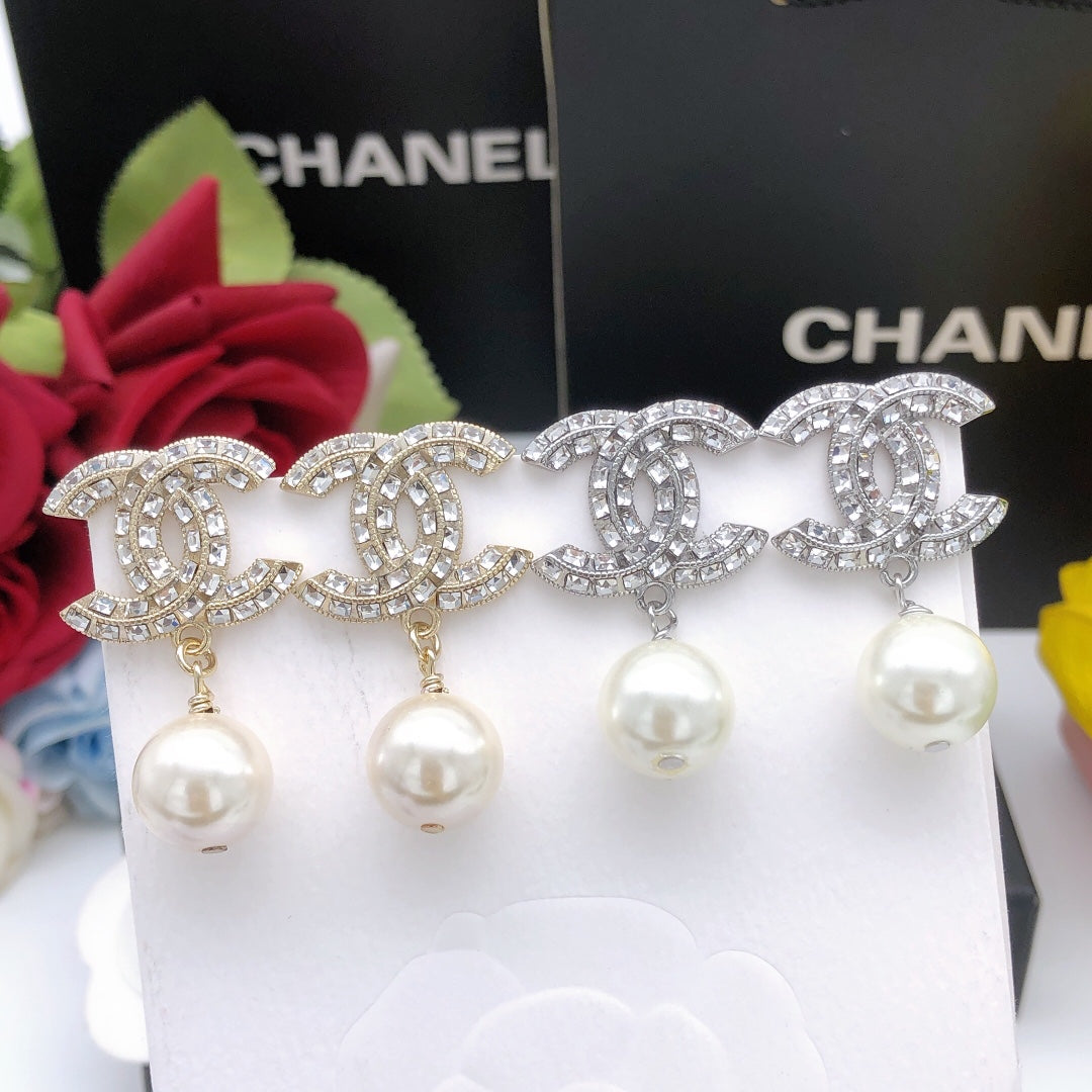 Pearl Pearl-Detail Stud Earrings – Pearl Detail close-up detail