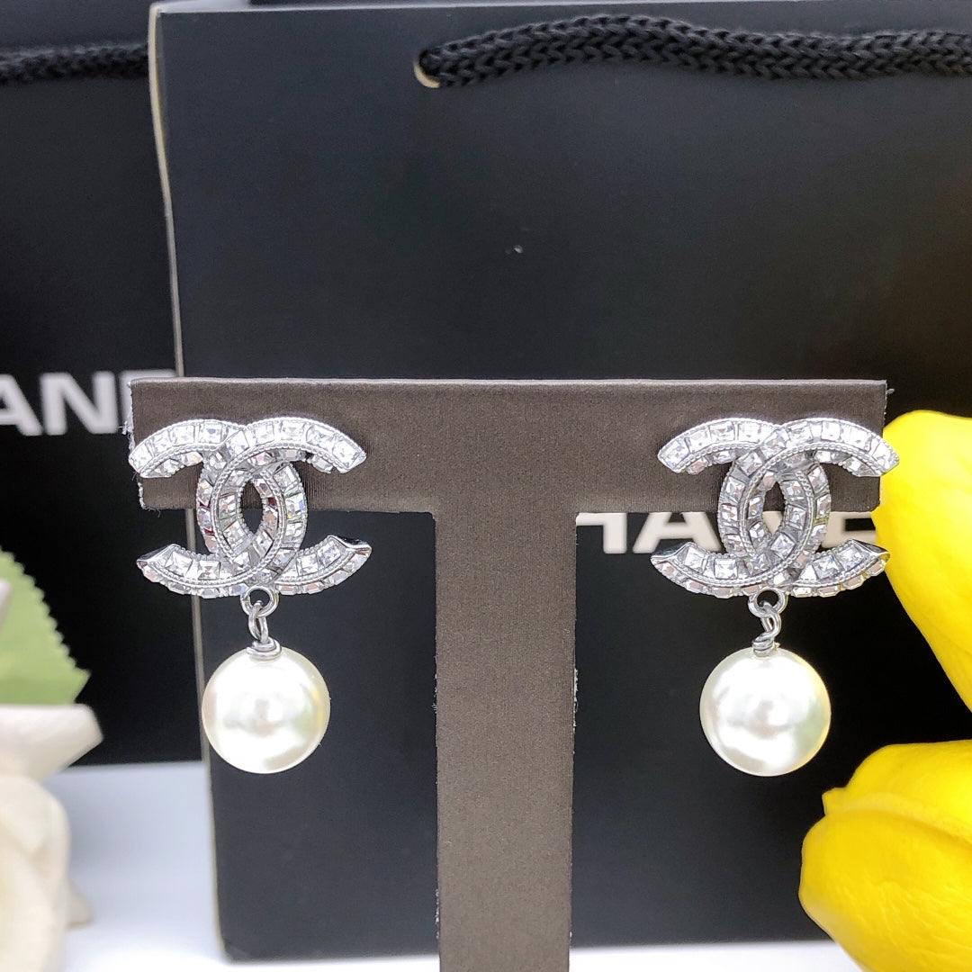 Pearl Pearl-Detail Stud Earrings – Pearl Detail front product view