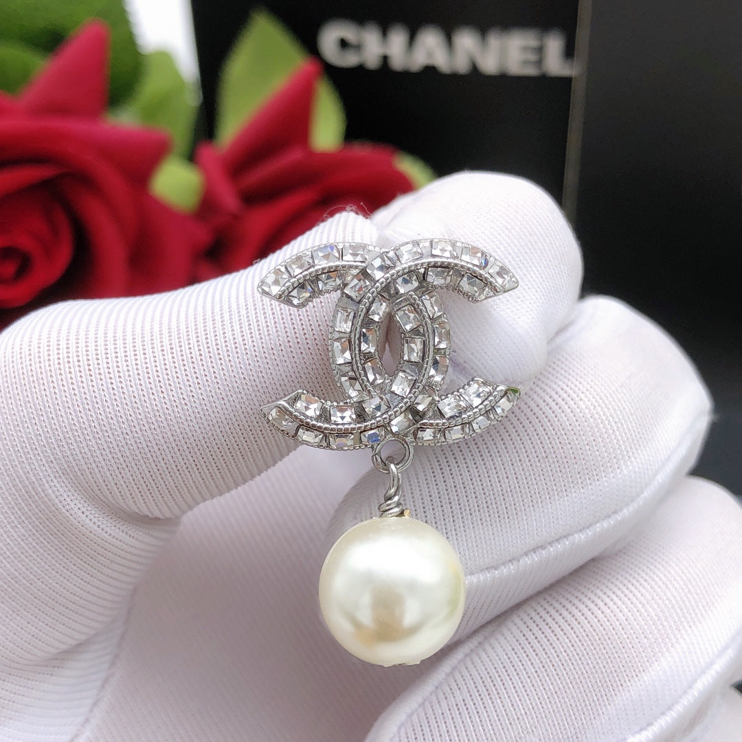 Pearl Pearl-Detail Stud Earrings – Pearl Detail side detail