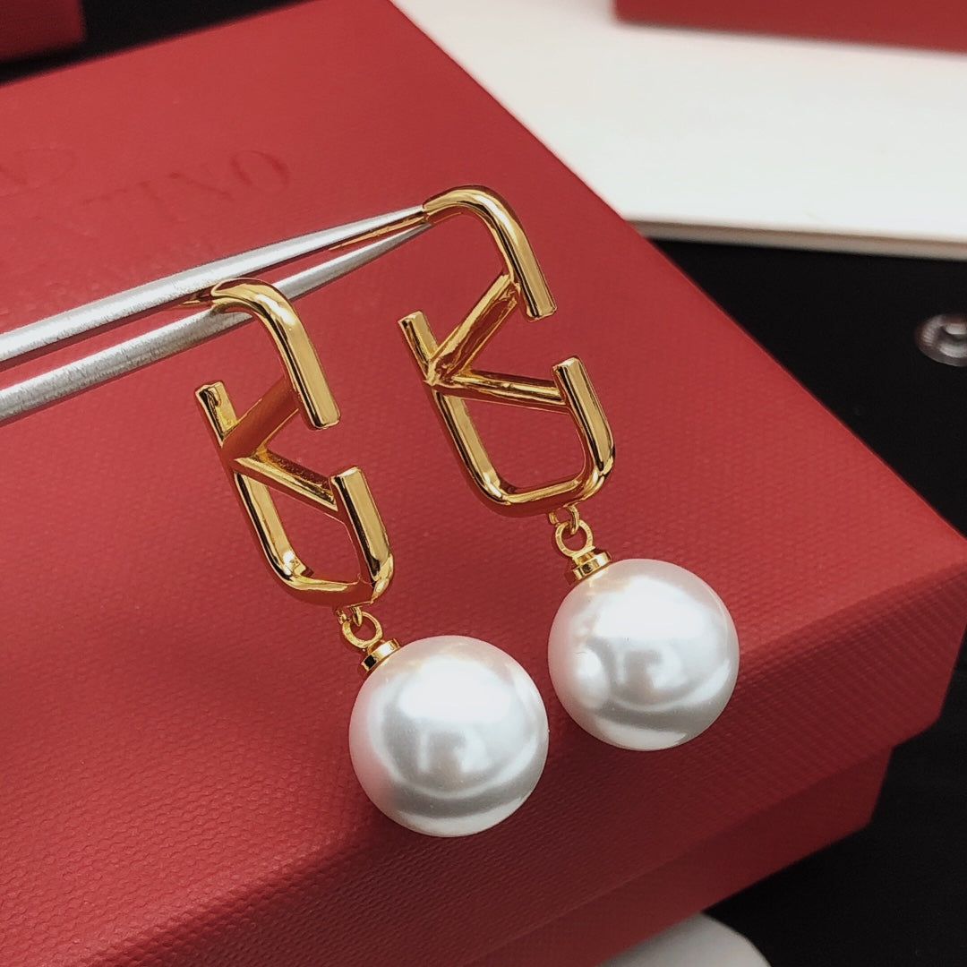 Signature Emblem Pearl-Detail Stud Earrings – Design 01 detail view
