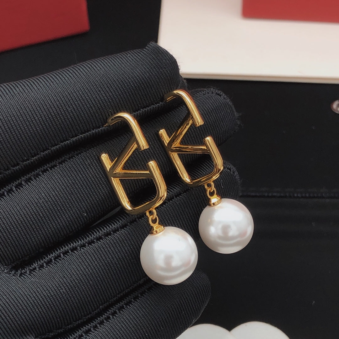 Signature Emblem Pearl-Detail Stud Earrings – Design 01 main product view