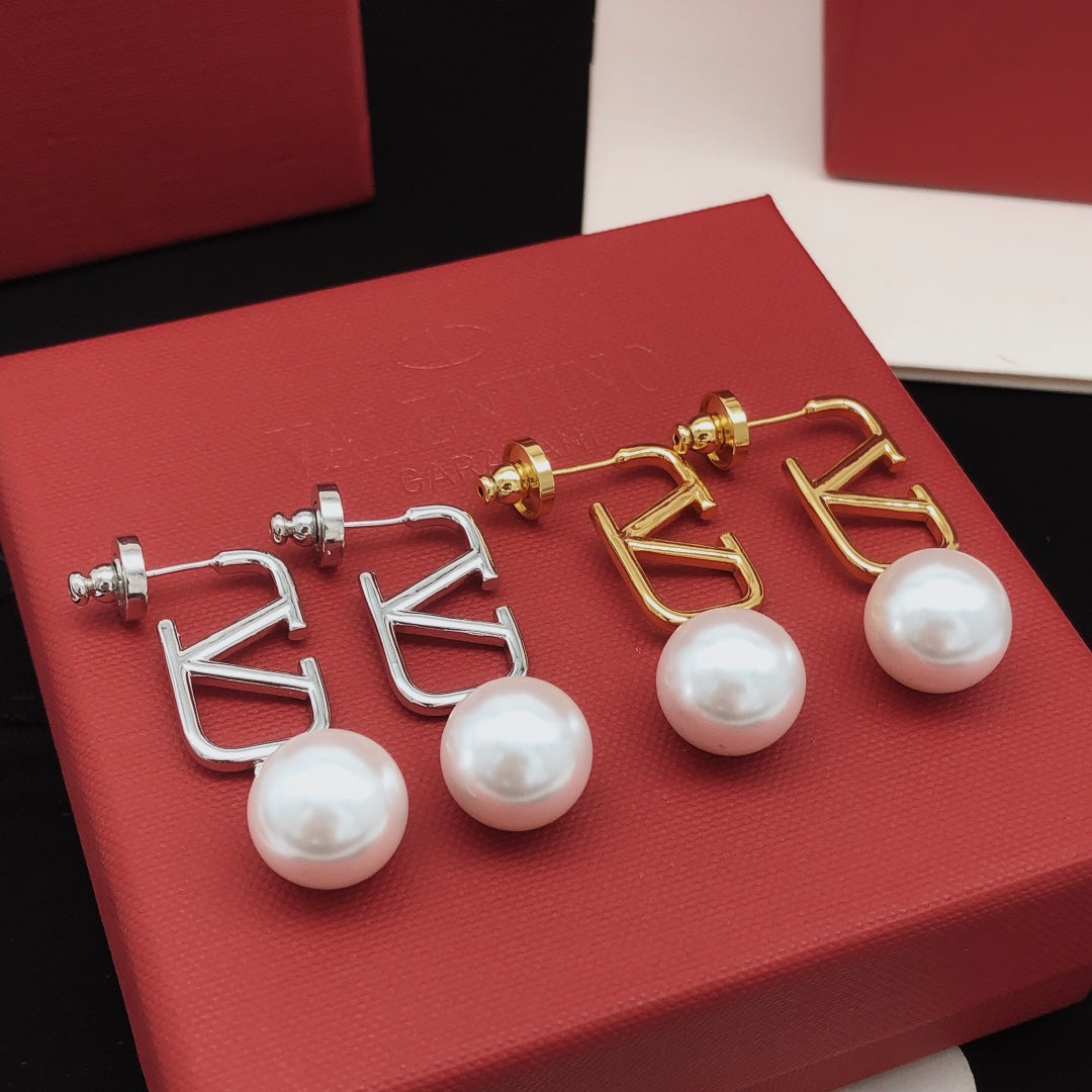 Signature Emblem Pearl-Detail Stud Earrings – Design 01 main product view