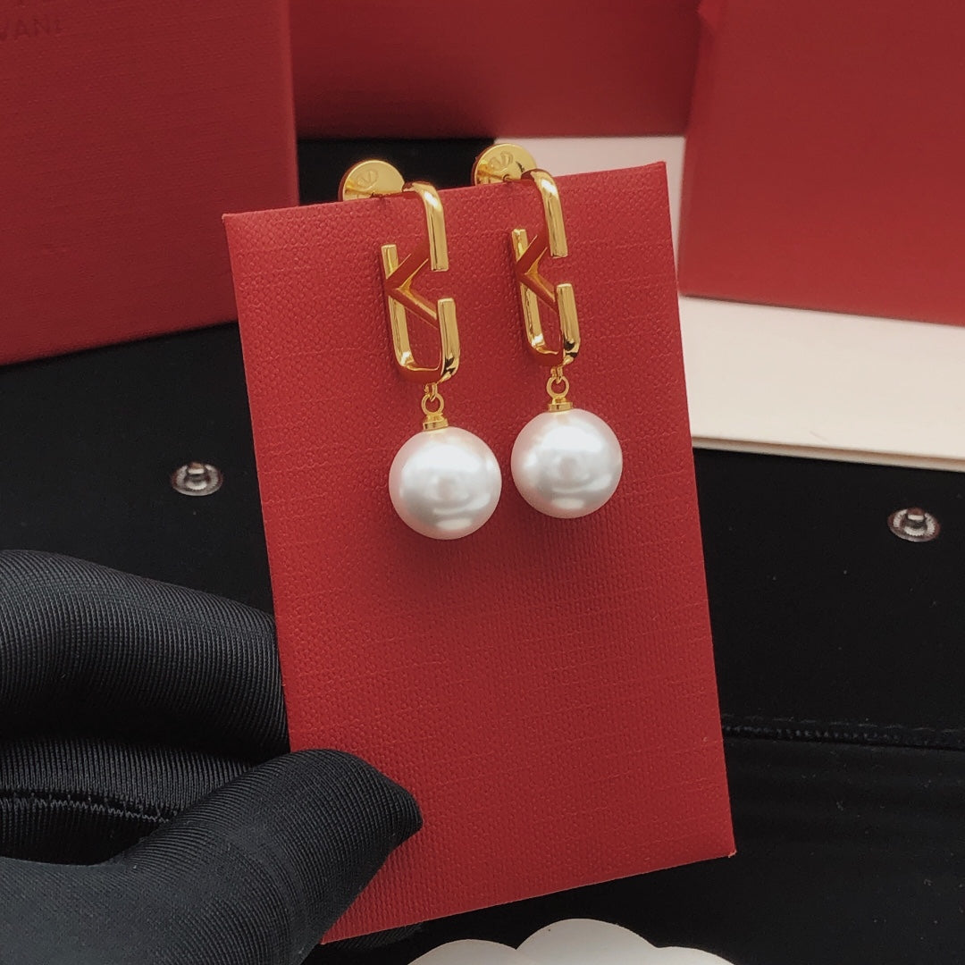 Signature Emblem Pearl-Detail Stud Earrings – Design 01 styled detail