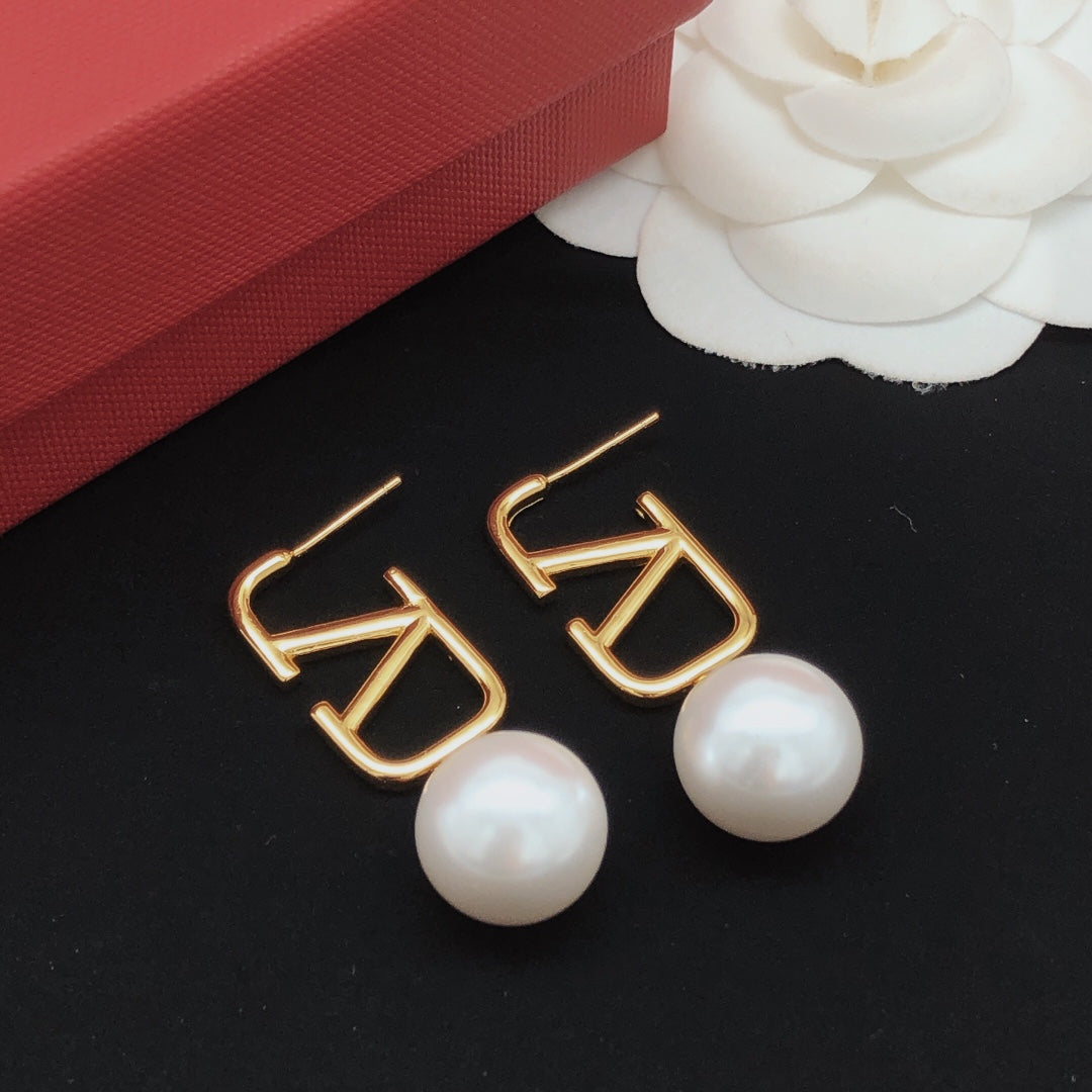 Signature Emblem Pearl-Detail Stud Earrings – Design 01 side detail