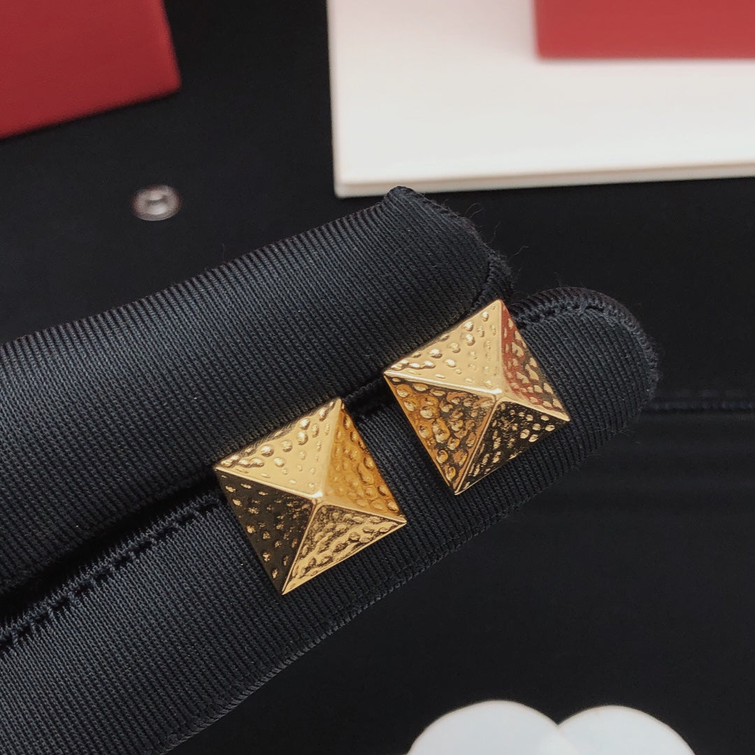 Signature Emblem Polished Stud Earrings – Design 03 side detail