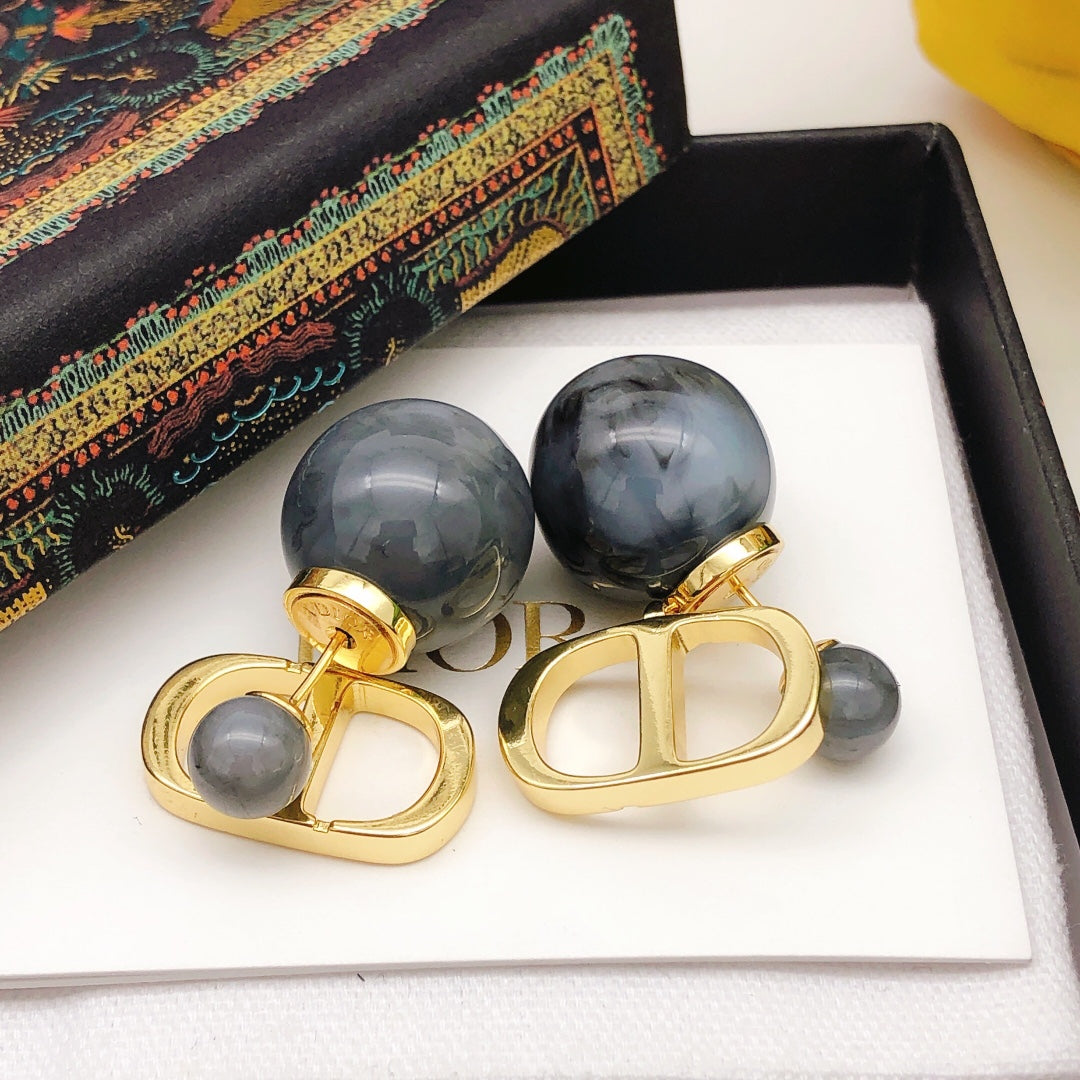 Pearl-Style Motif Stud Earrings in Polished Metal-Tone with Pearl-Style Detail – Design 006 detail view