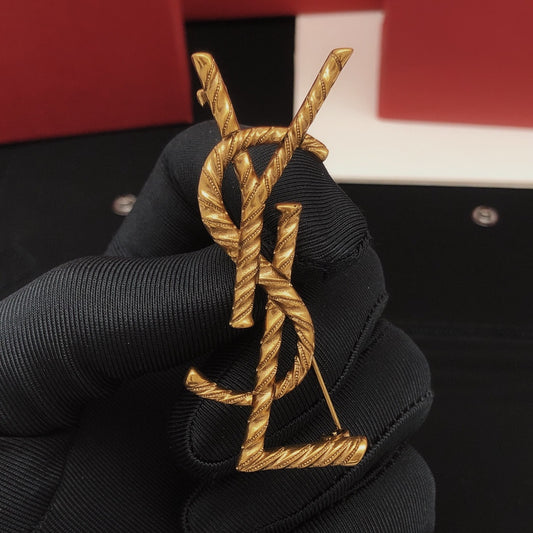 Twist Brooch in Gold-Tone – Twist Detail – Design 004 main product view