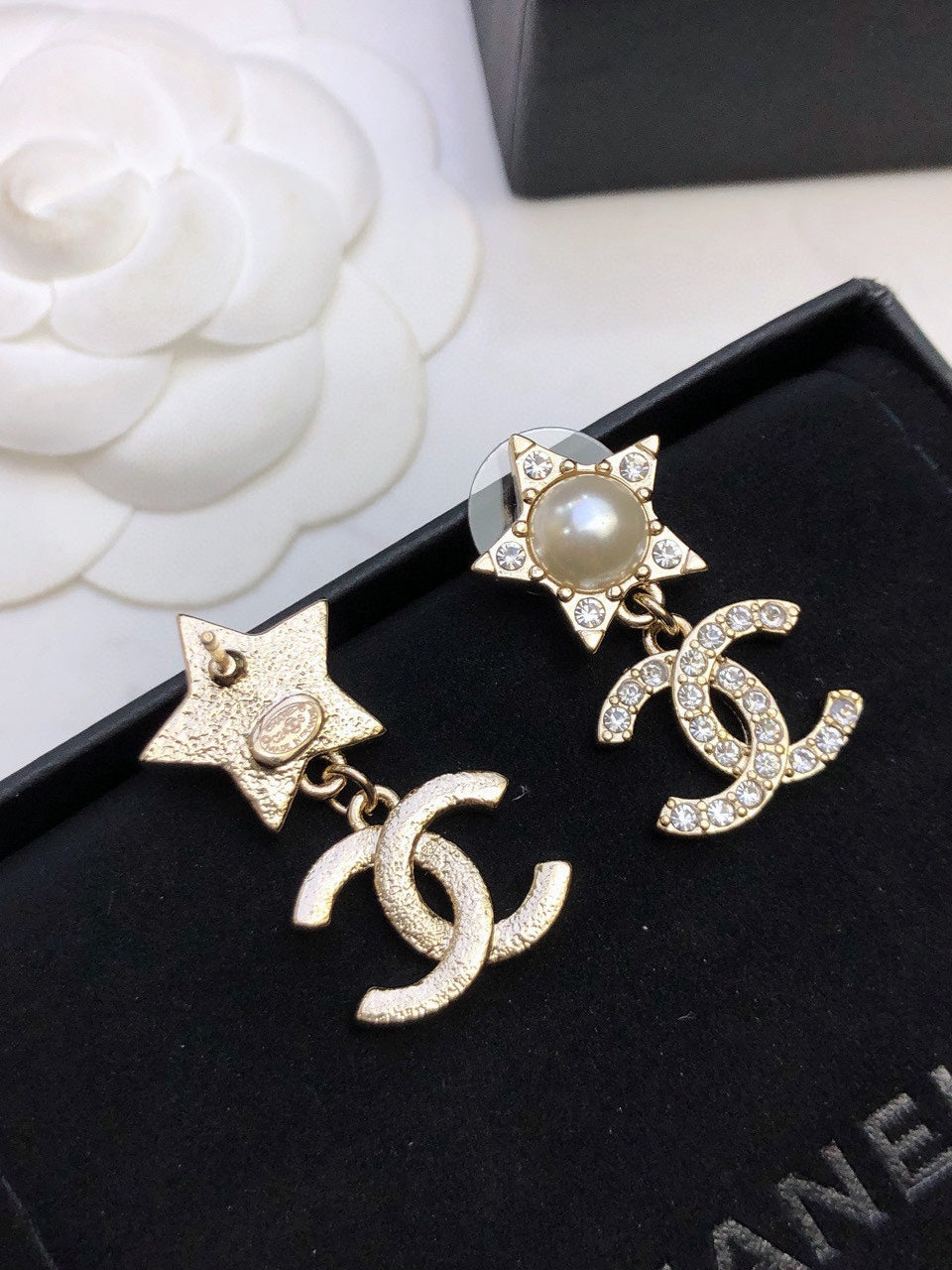 Double-C Emblem Pearl-Detail Stud Earrings – Pearl Detail – Design 027 side detail