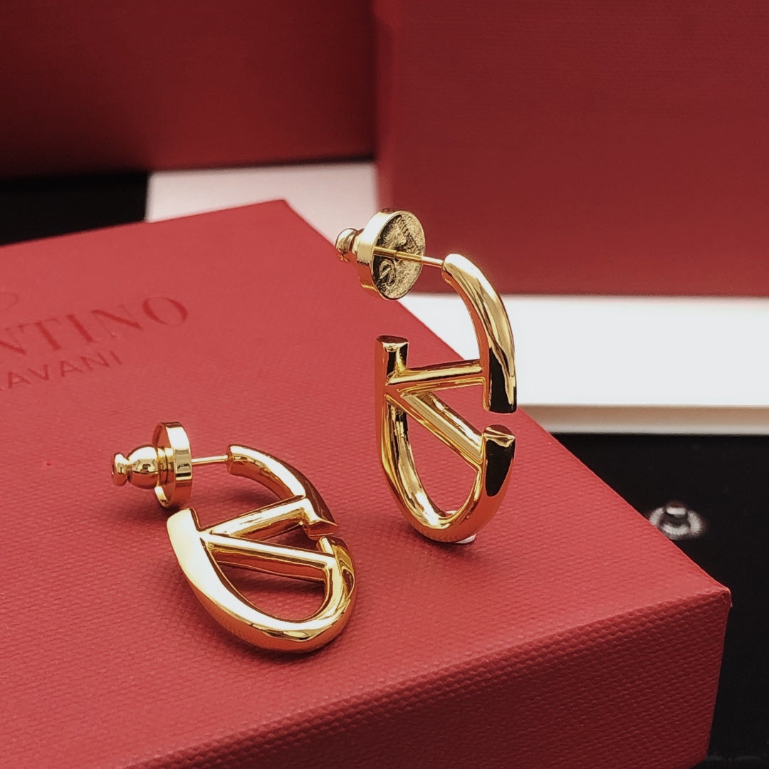 Signature Emblem Polished Stud Earrings – Small side detail