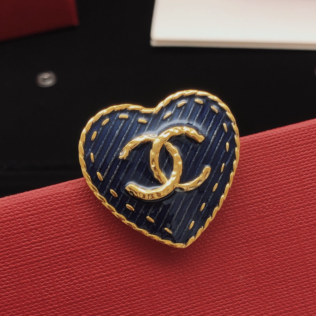 Heart Brooch in Gold-Tone – Heart Detail – Design 004 main product view