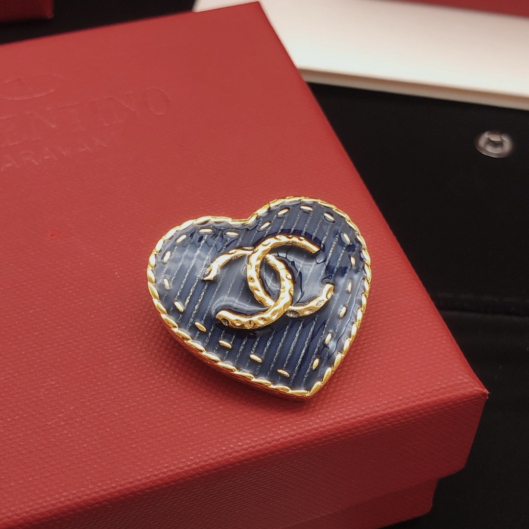 Heart Brooch in Gold-Tone – Heart Detail – Design 004 side detail