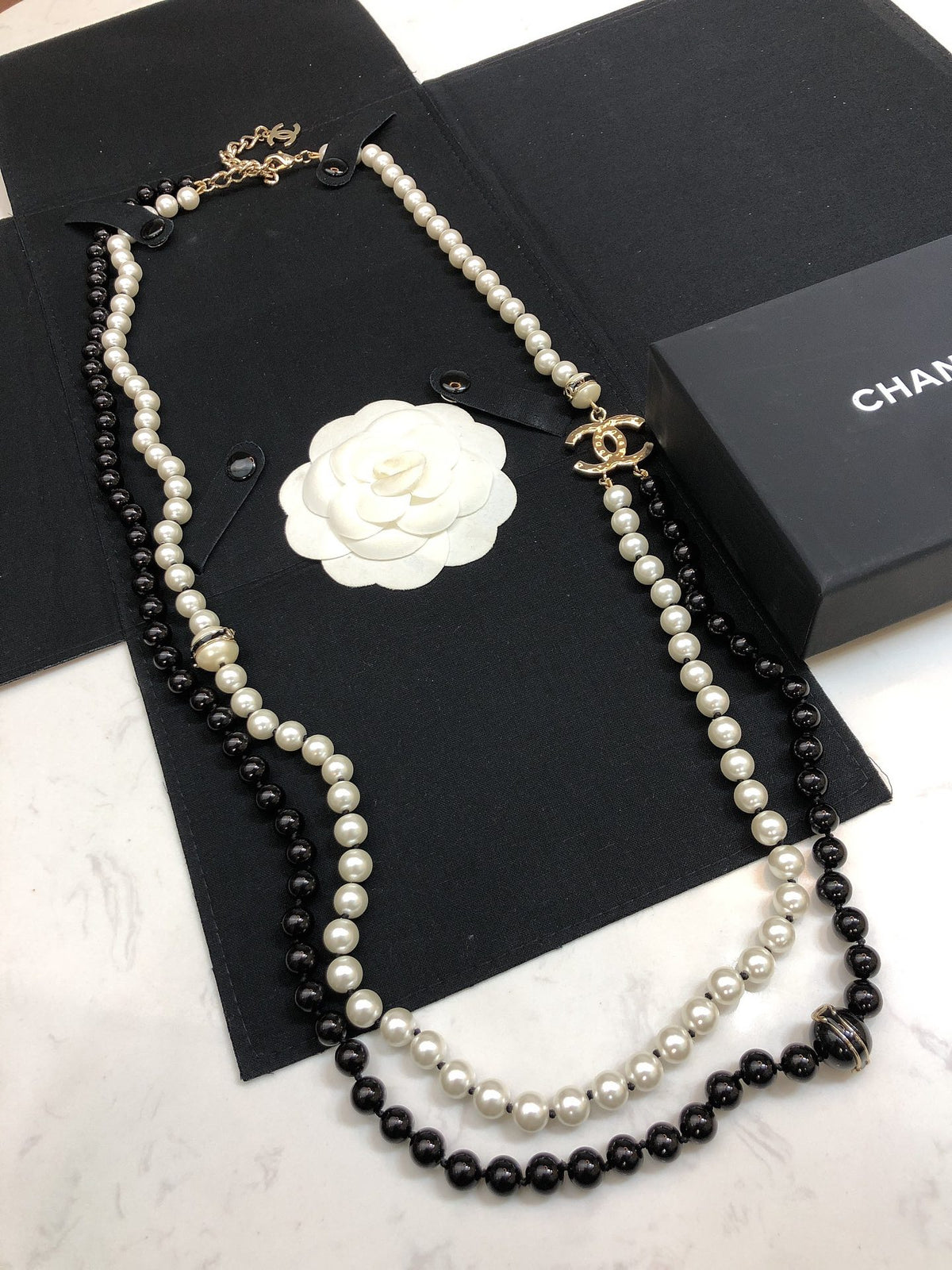 Pearl Pearl-Detail Pendant Necklace – Pearl Detail – Design 012 detail view