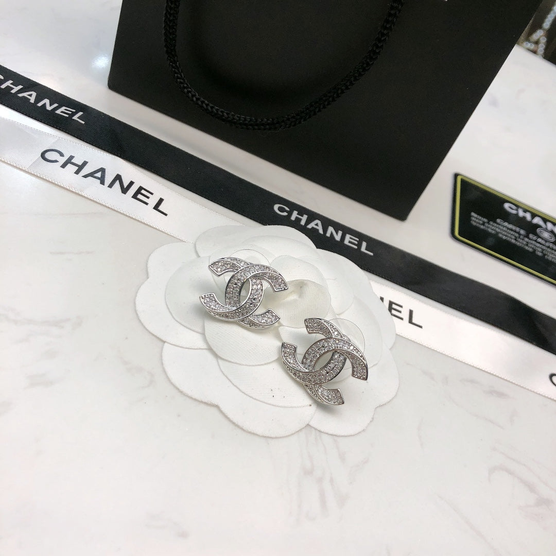 Pearl Pearl-Detail Stud Earrings – Pearl Detail – Design 015 detail view