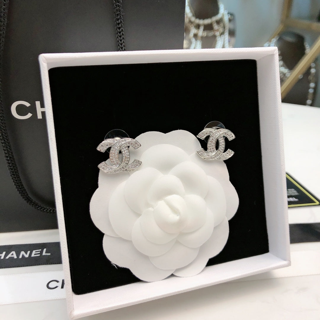 Pearl Pearl-Detail Stud Earrings – Pearl Detail – Design 015 close-up detail