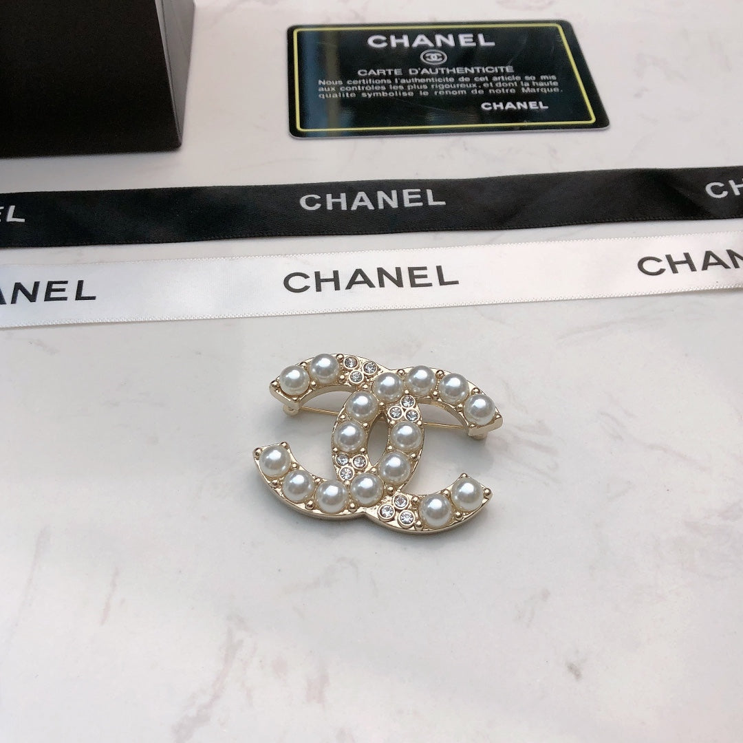 Signature Emblem Brooch in Polished Metal-Tone – Design 034 close-up detail