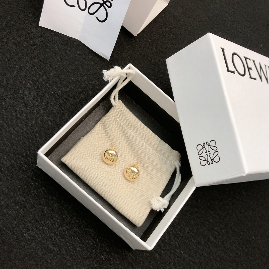 Floral Motif Stud Earrings in Gold-Tone – Design 02 close-up detail