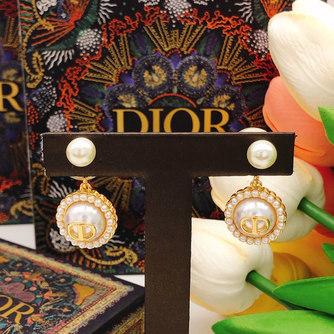 Pearl-Style Motif Jewelry Accessory in Polished Metal-Tone with Pearl-Style Detail – Design 003 detail view