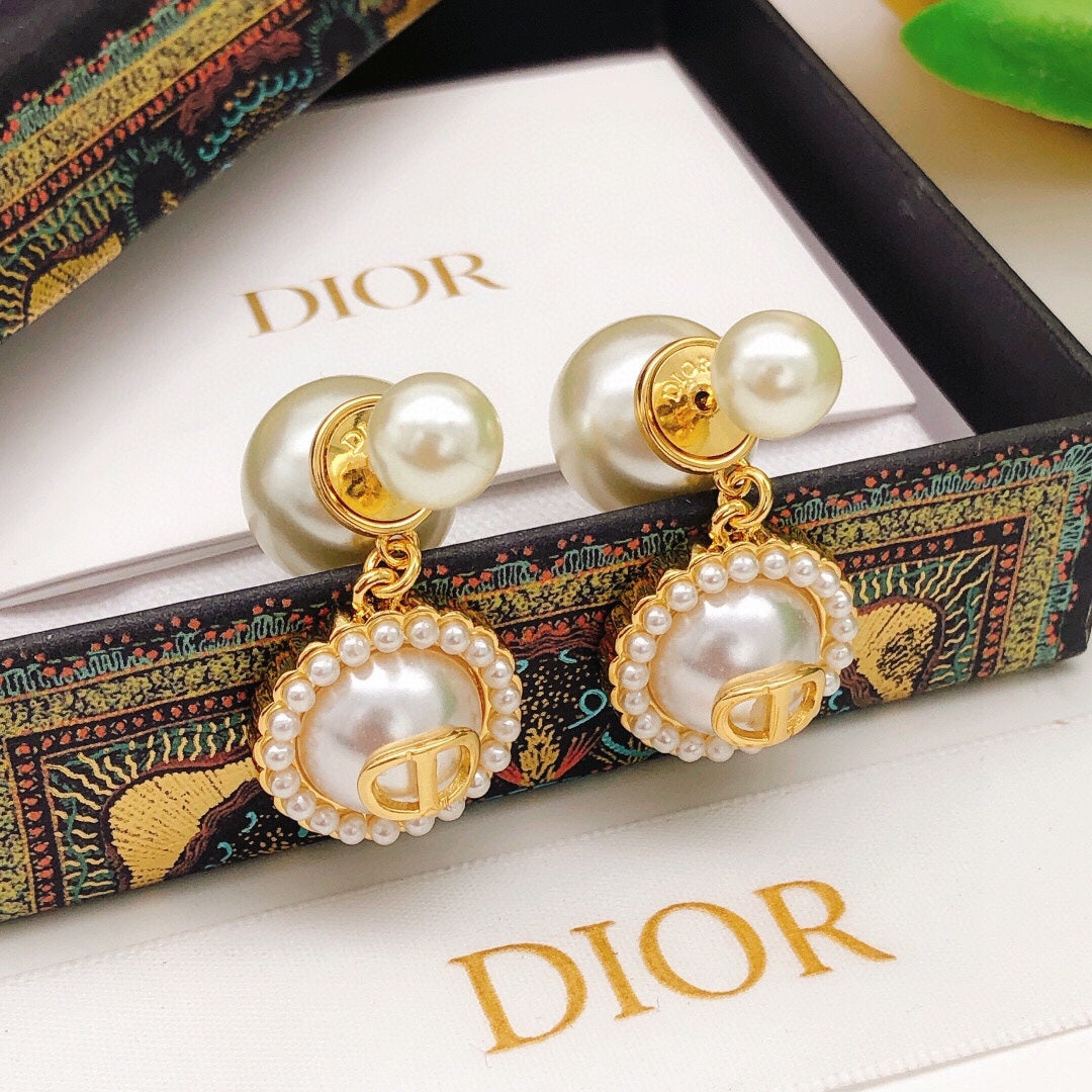 Pearl-Style Motif Jewelry Accessory in Polished Metal-Tone with Pearl-Style Detail – Design 003 close-up detail