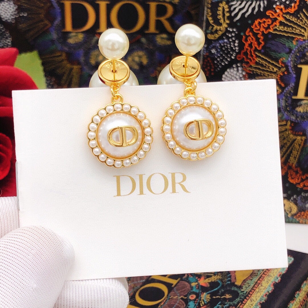 Pearl-Style Motif Jewelry Accessory in Polished Metal-Tone with Pearl-Style Detail – Design 003 front view