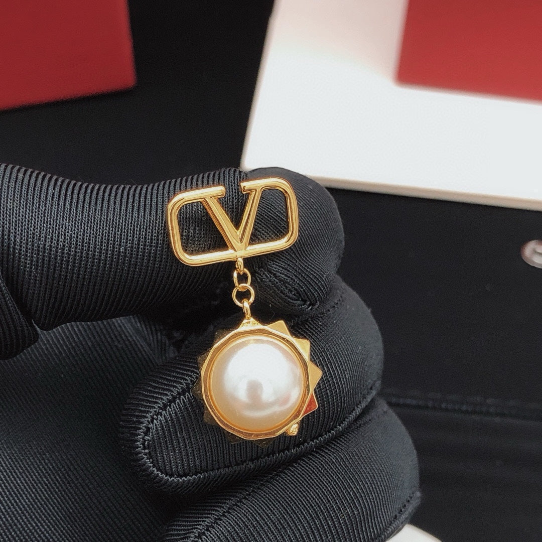 Signature Emblem Pearl-Detail Stud Earrings – Design 02 main product view