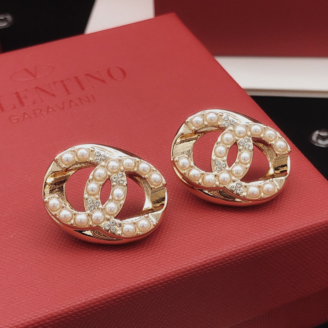 Round Stud Earrings in Gold-Tone – Design 002 side detail