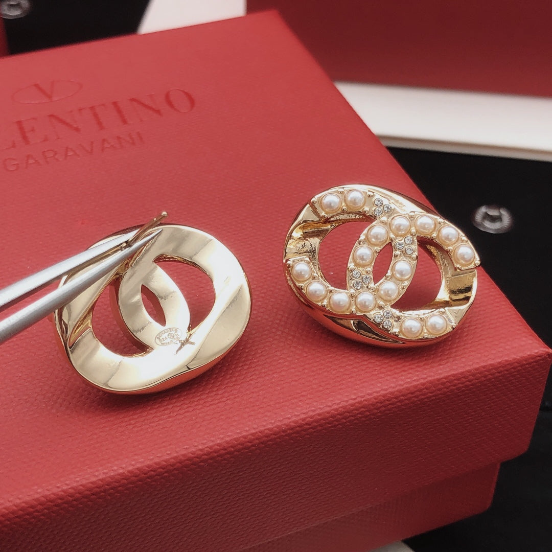 Round Stud Earrings in Gold-Tone – Design 002 close-up detail