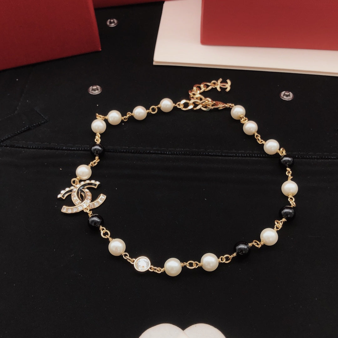 Pearl Pearl-Detail Pendant Necklace – Pearl Detail – Design 006 detail view