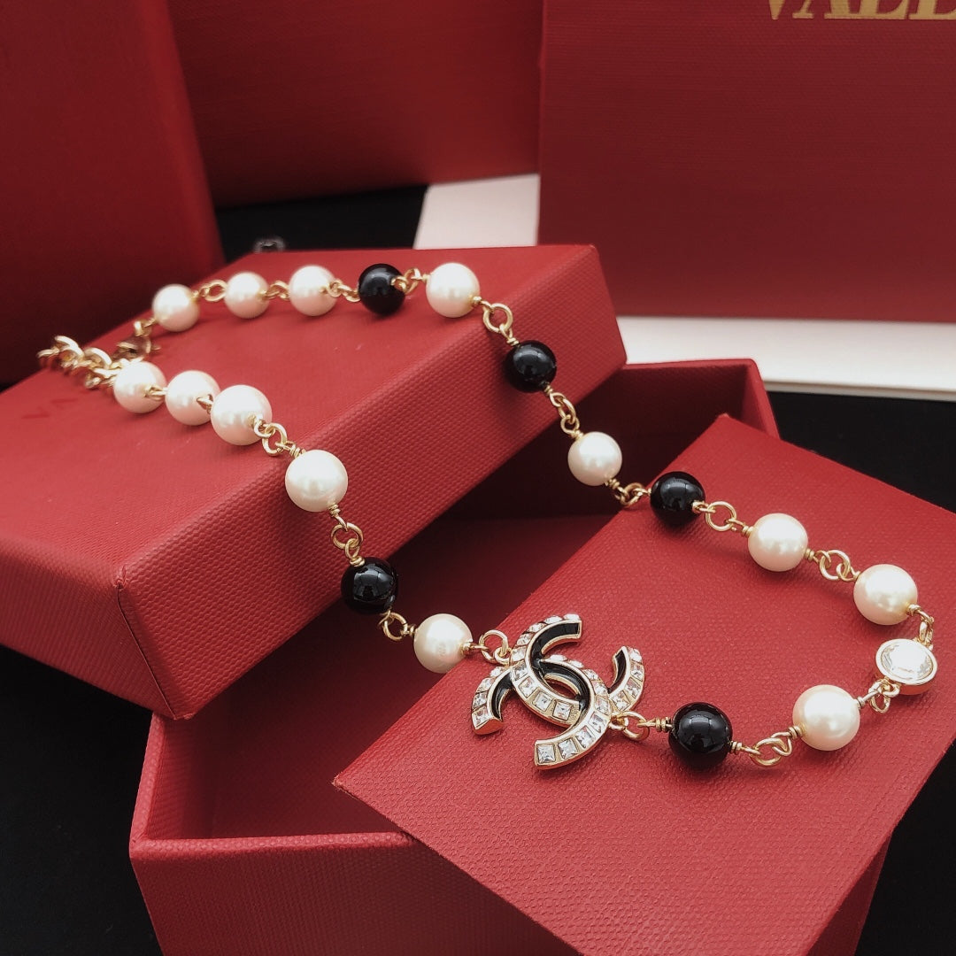 Pearl Pearl-Detail Pendant Necklace – Pearl Detail – Design 006 styled product view