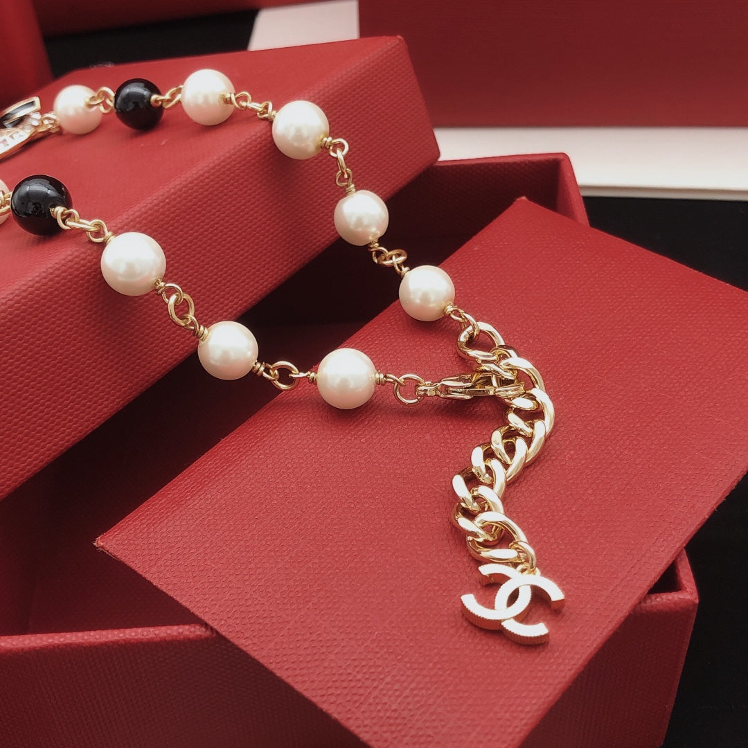 Pearl Pearl-Detail Pendant Necklace – Pearl Detail – Design 006 close-up detail