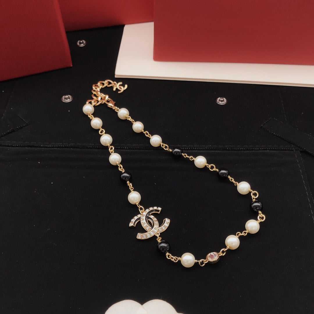 Pearl Pearl-Detail Pendant Necklace – Pearl Detail – Design 016 side detail