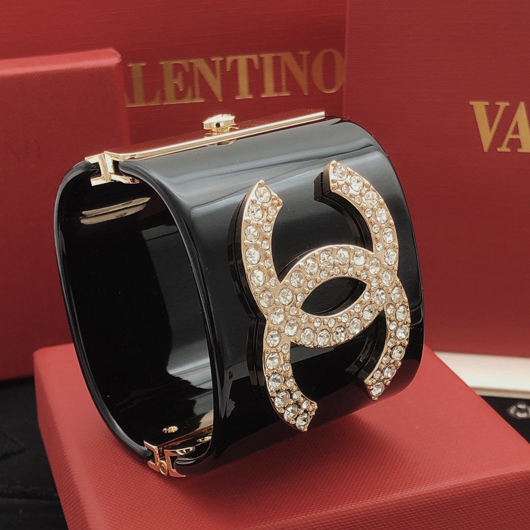 Signature Emblem Bangle in Gold-Tone – Black Detail – Design 004 detail view