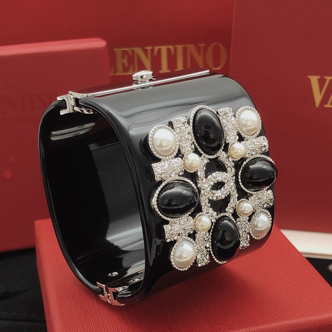 Signature Emblem Bangle in Gold-Tone – Black Detail front product view