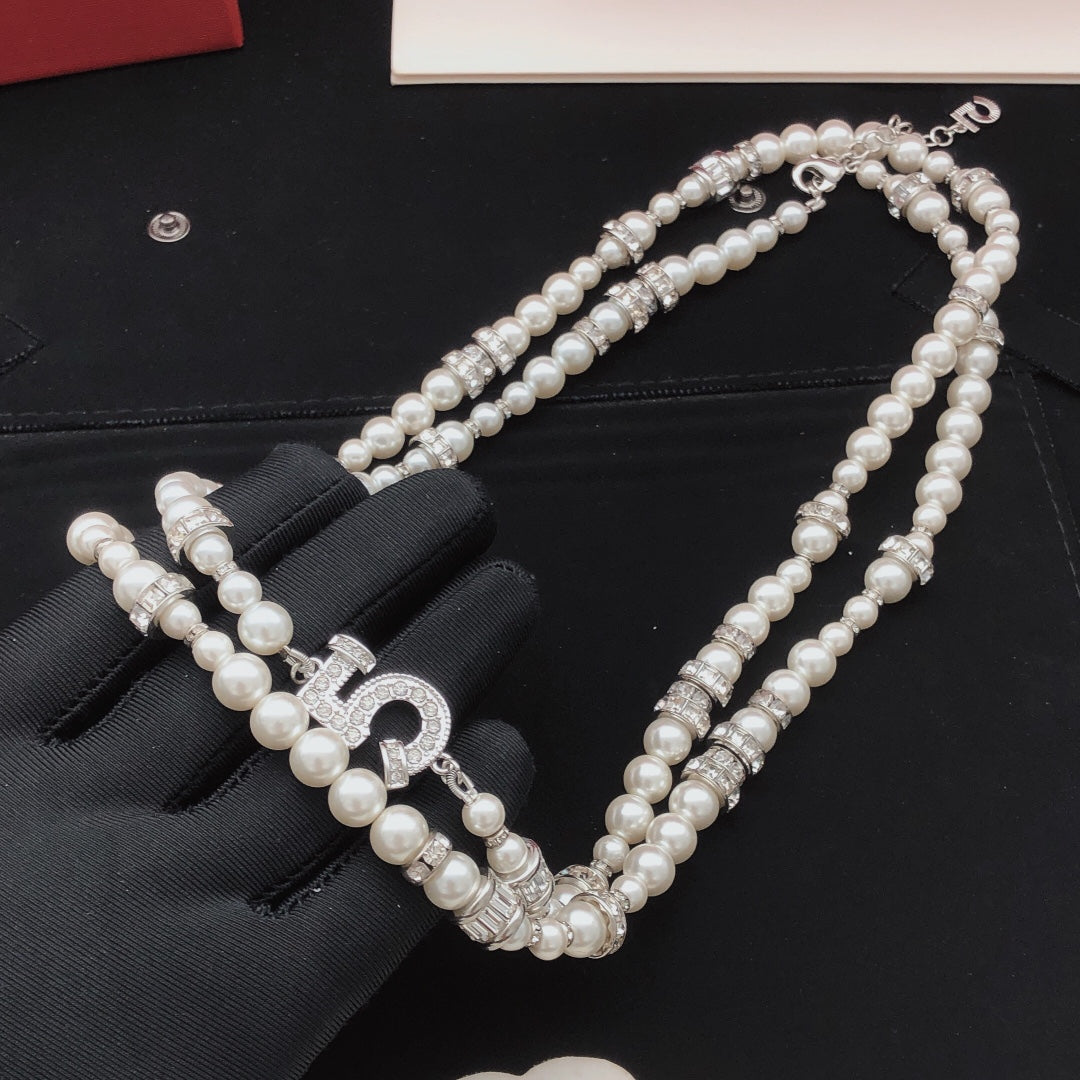 Pearl Pearl-Detail Pendant Necklace – Pearl Detail – Design 015 close-up detail