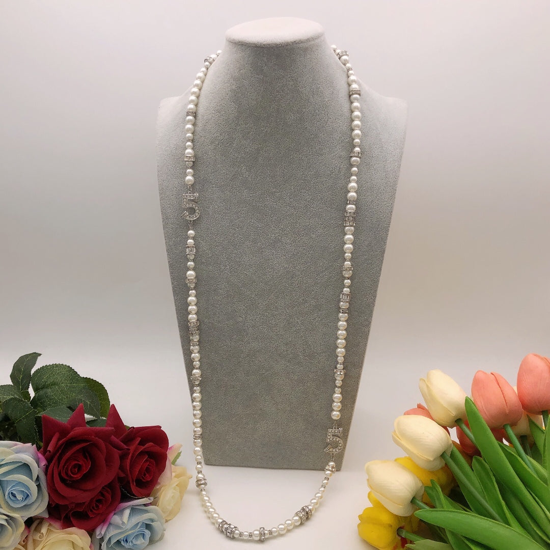 Pearl Pearl-Detail Pendant Necklace – Pearl Detail – Design 015 detail view