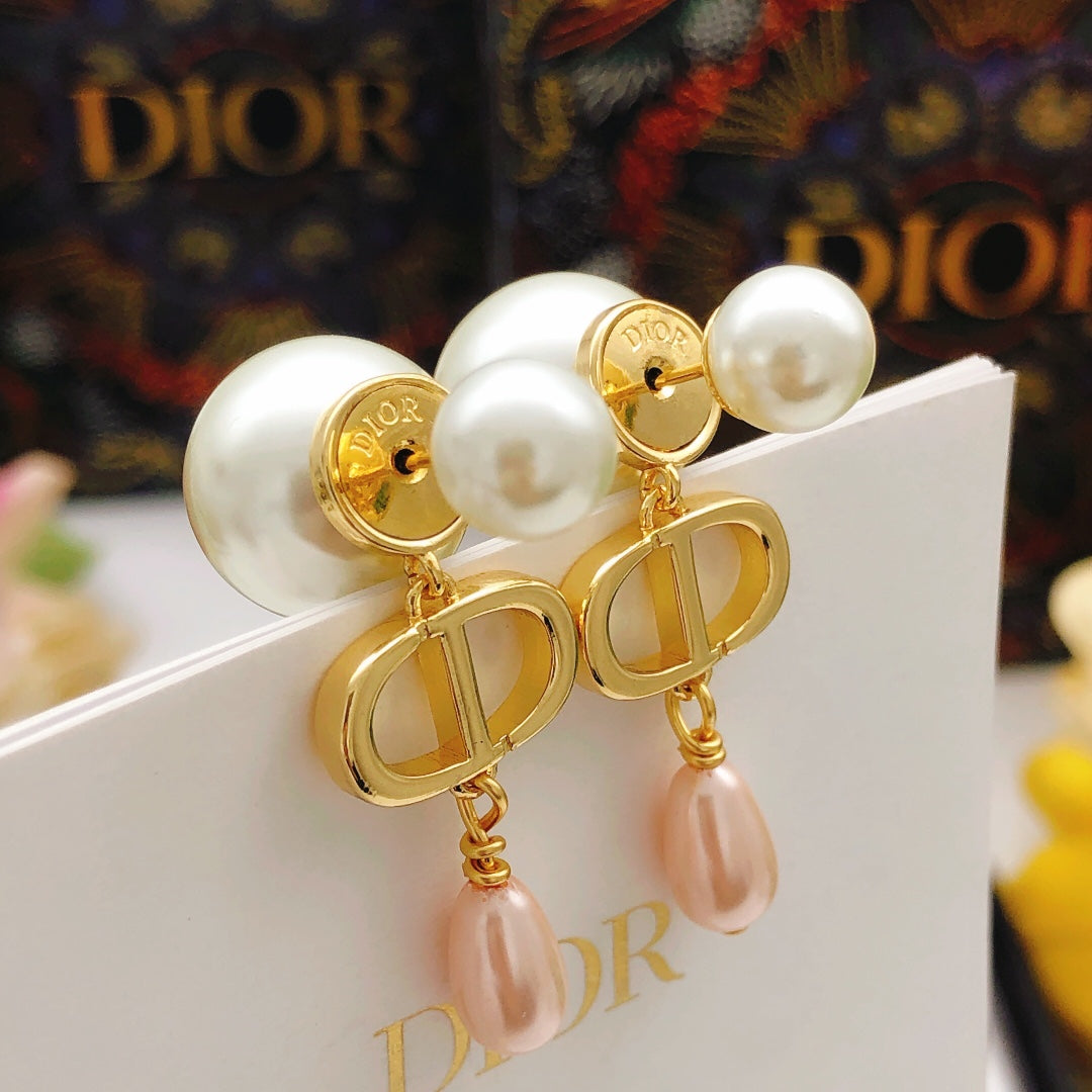 Pearl-Style Motif Stud Earrings in Polished Metal-Tone with Pearl-Style Detail – Design 018 detail view
