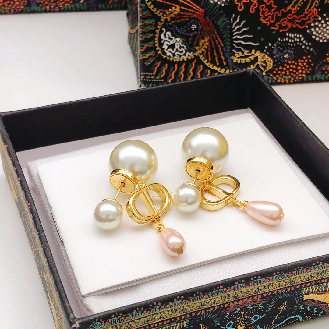 Pearl-Style Motif Stud Earrings in Polished Metal-Tone with Pearl-Style Detail – Design 018 close-up detail