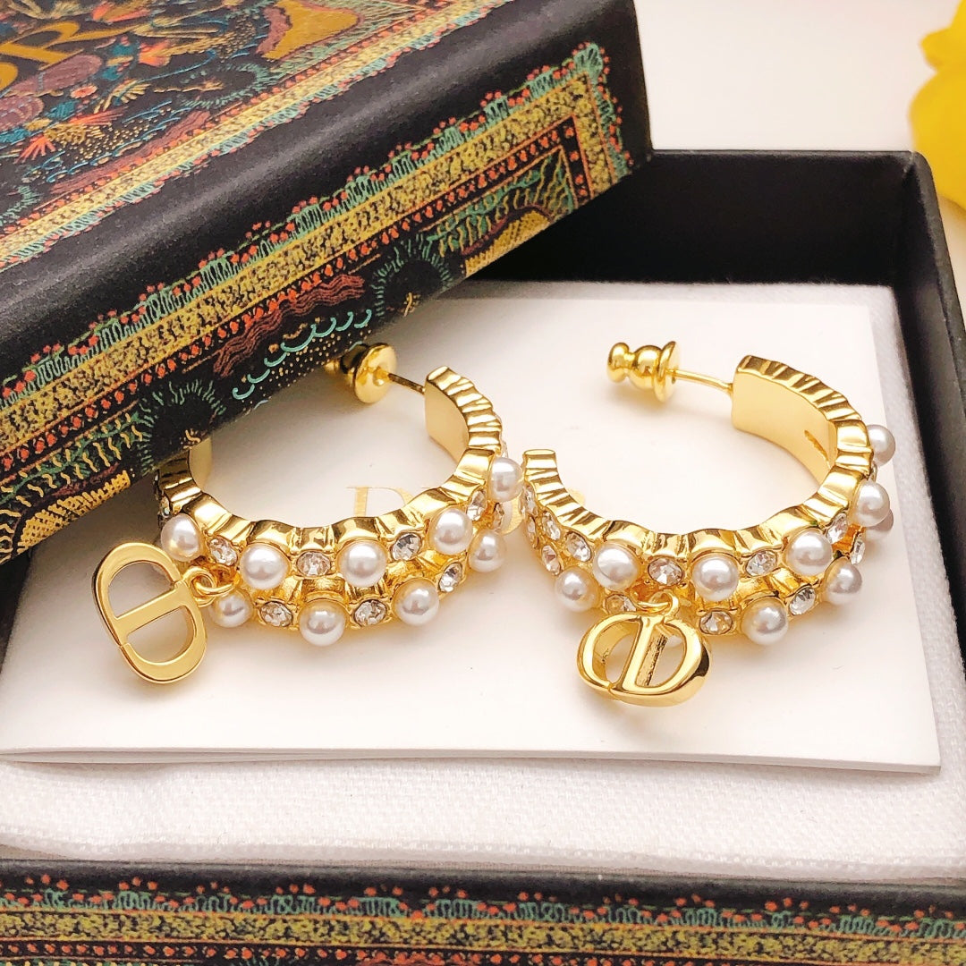 Pearl-Style Motif Jewelry Accessory in Polished Metal-Tone with Pearl-Style Detail – Design 002 close-up detail