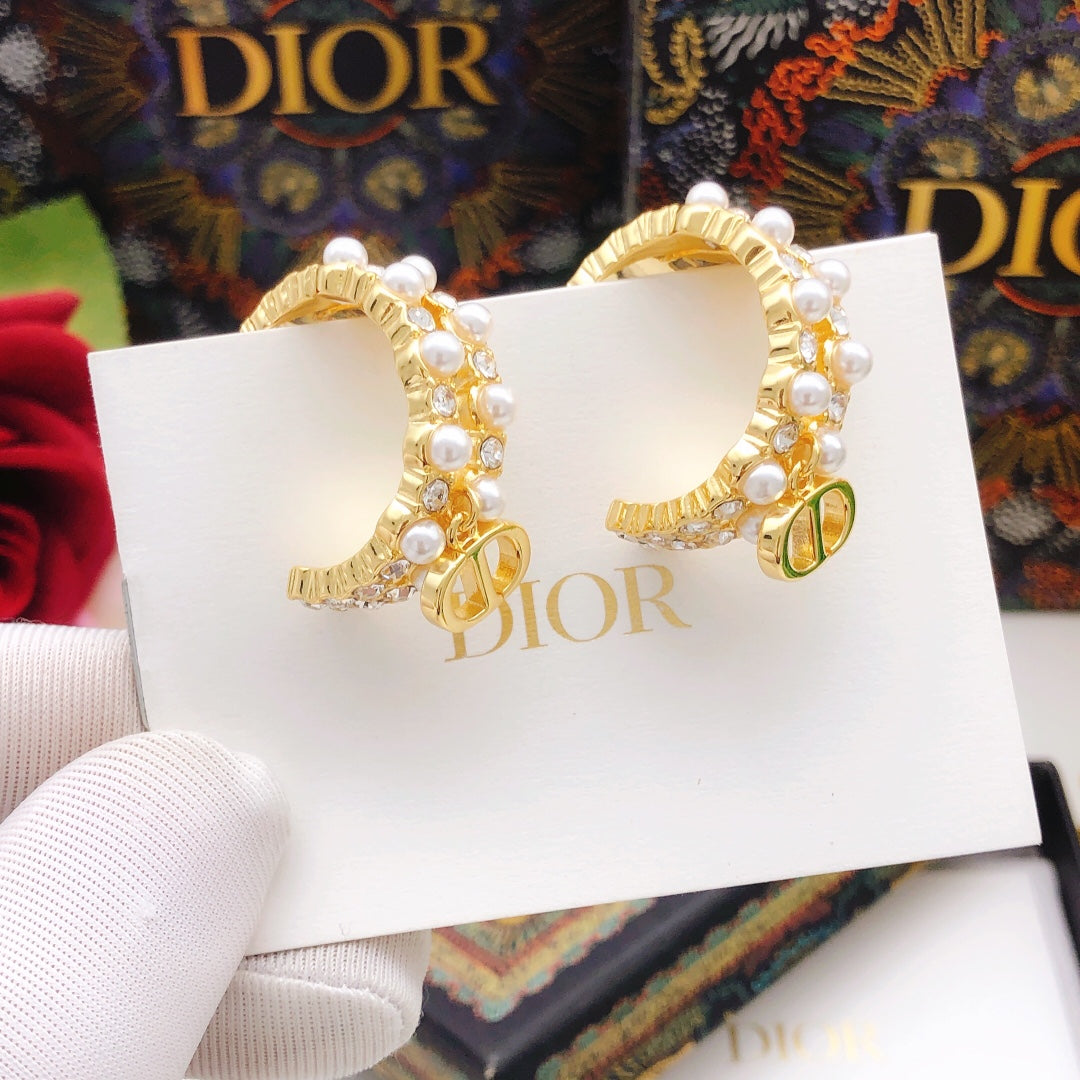 Pearl-Style Motif Jewelry Accessory in Polished Metal-Tone with Pearl-Style Detail – Design 002 detail view